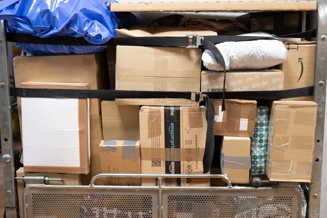 Auch das hohe Retourenaufkommen tr&aum... in Deutschland zuletzt gestiegen ist.  | Foto: Sebastian Kahnert/dpa