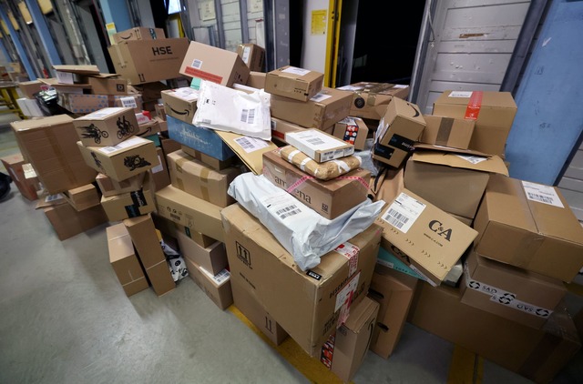 Verbraucher k&ouml;nnen Retouren in Postshops abgeben.  | Foto: Bernd W&uuml;stneck/dpa