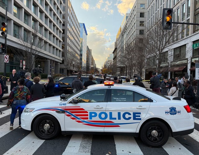 Die Polizei der US-Hauptstadt riegelt den Zugang zum Tatort ab.  | Foto: Franziska Spiecker/dpa