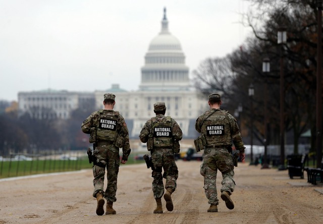 Soldaten der Nationalgarde patrouillieren in Washington.  | Foto: Rahmat Gul/AP/dpa