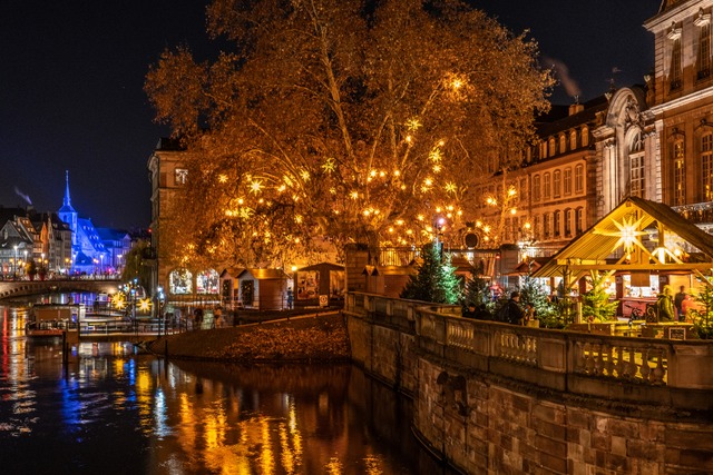 Lichterglanz zwischen historischen Gebuden: Weihnachten in Straburg  | Foto: Helmut Seller