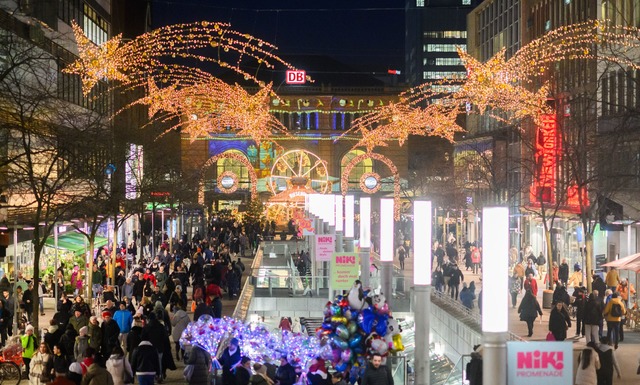 Die weihnachtlich geschm&uuml;ckte Inn... Weihnachtsgesch&auml;ft. (Symbolbild)  | Foto: Julian Stratenschulte/dpa