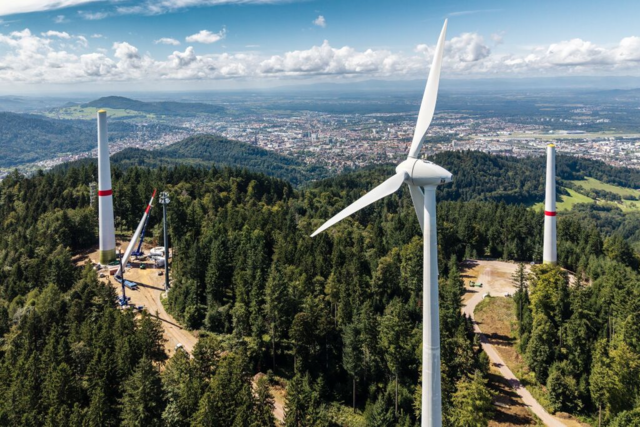 Bau von Windrdern im Wald in Sdbaden: 