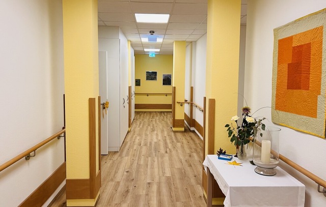 Der Flur im Karl Josef Hospiz in Freib...utet das, dass ein Gast gestorben ist.  | Foto: Gina Kutkat