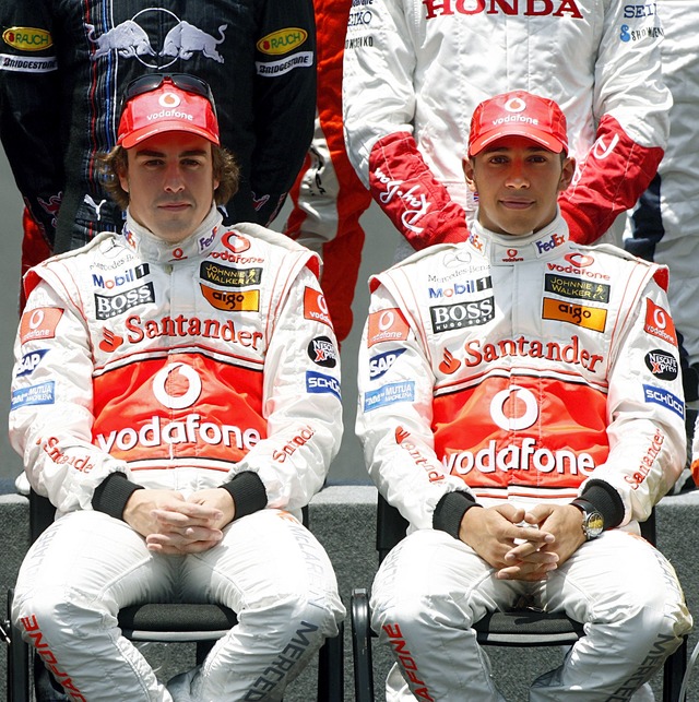 2007 verspielten Fernando Alonso (l) und Lewis Hamilton die Fahrer-WM.  | Foto: epa Kerim Okten/dpa