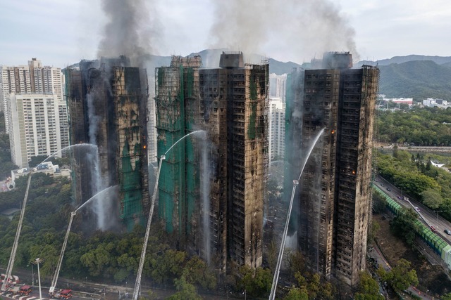 Die Feuerwehr k&auml;mpfte den gesamten Tag &uuml;ber weiter gegen die Flammen.  | Foto: Vernon Yuen/Nexpher via ZUMA Press Wire/dpa