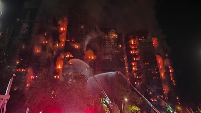 Die Flammen hatten sich rasant &uuml;ber ein Bauger&uuml;st ausgebreitet.  | Foto: Chen Duo/XinHua/dpa