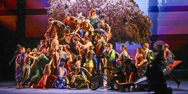 Traumhaft: Das Schlussbild der Show &...339; des kanadischen Cirque du Soleil.  | Foto: IMAGO/BREUEL-BILD