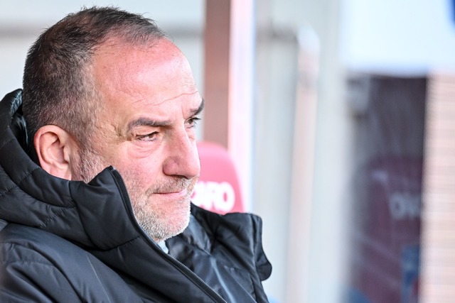 Frank Schmidt steckt mit dem 1. FC Heidenheim im Tief.  | Foto: Harry Langer/dpa