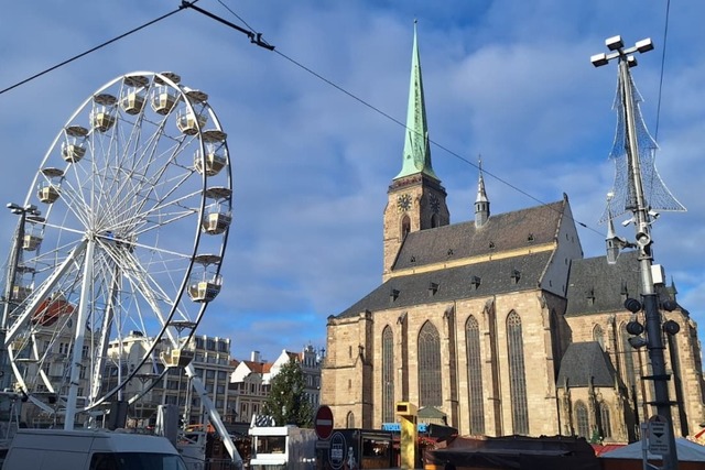 An der St.-Bartholomus-Kathedrale in ...reffen sich die SC-Fans am Nachmittag.  | Foto: Niklas Staiger