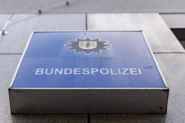 Die Jugendlichen wurden zum Revier der Bundespolizei mitgenommen (Symbolbild).  | Foto: Daniel Karmann (dpa)