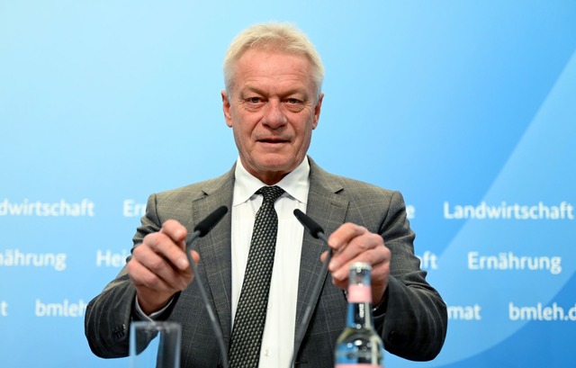 Bundesminister Alois Rainer stellt den "Ern&auml;hrungsreports 2025" vor.  | Foto: Elisa Schu/dpa