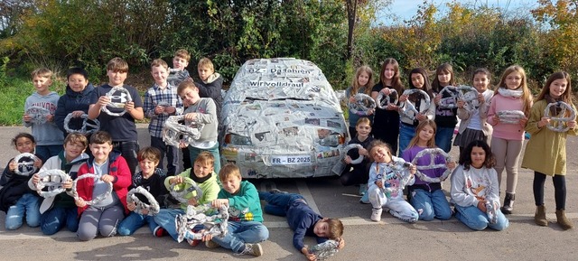 Der erste Preis des Zisch-Klassenfotow...askottchen ihnen in die Schule bringt.  | Foto: Frank Belle