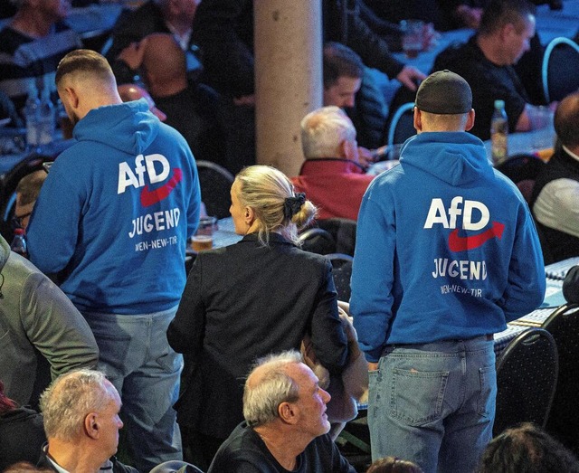 Integration in die Partei: Zwei Männe...€žAfD Jugend“. | Foto: Daniel Vogl/dpa Integration in die Partei: Zwei Männe...€žAfD Jugend“. | Foto: Daniel Vogl/dpa