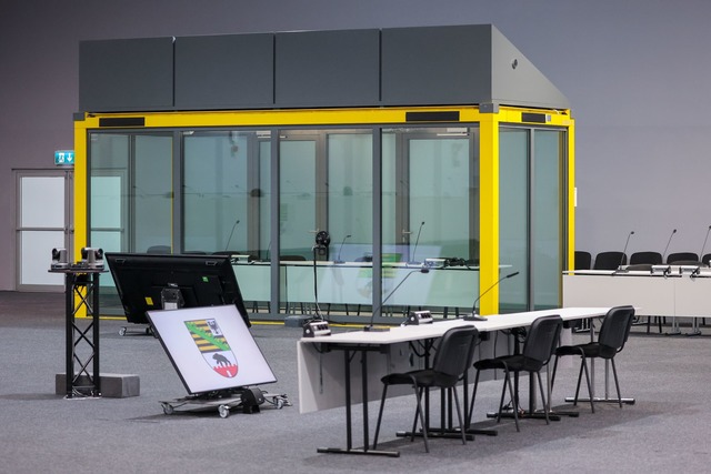 Ein Blick in den Gerichtssaal auf den ... der Verhandlungen sitzt. (Archivbild)  | Foto: Jan Woitas/dpa