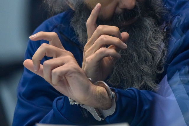 Der Angeklagte meldet sich im Prozess immer wieder zu Wort.  | Foto: Klaus-Dietmar Gabbert/dpa