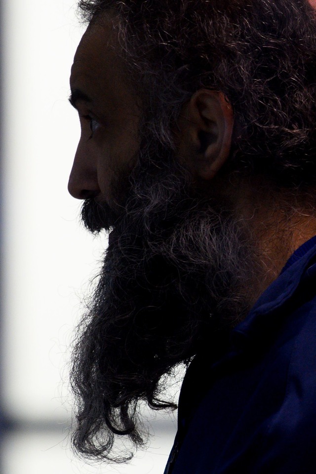 Taleb al-Abdulmohsen sitzt in dem Gerichtssaal in einem Glaskasten.  | Foto: Klaus-Dietmar Gabbert/dpa