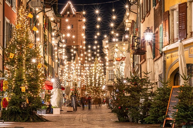 Stimmungsvolle Weihnachtsbeleuchtung in der Rheinfelder Altstadt  | Foto: Matthias Hausherr