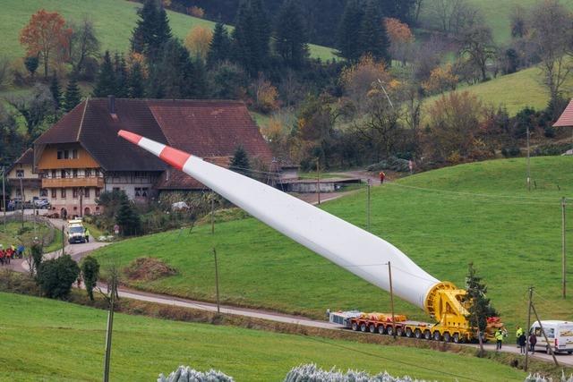 Schwerer Transport: Fr die Anlieferung der Windrder auf die Sirnitz braucht es zwei Routen und Spezialgert