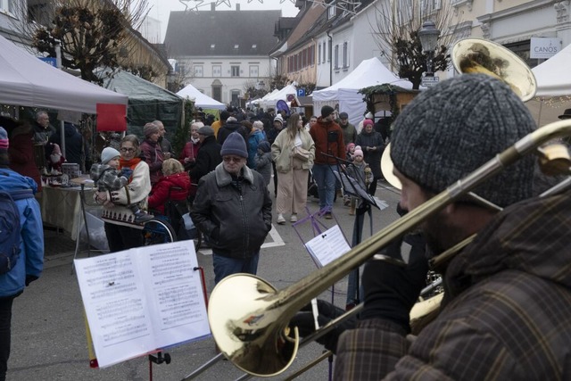 Seit fast fnf Jahrzehnten ist der Wei...liebter Treffpunkt zum Adventsauftakt.  | Foto: Volker Mnch