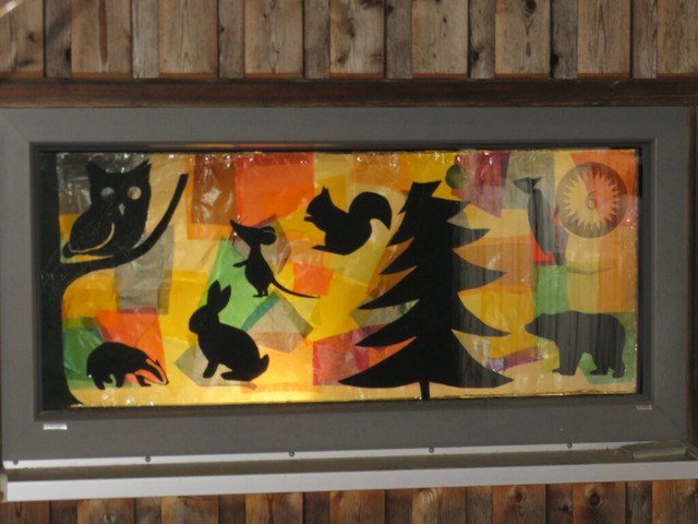 Dekorierte Adventsfenster zeichnen den...Lebendigen Adventskalender&#8220; aus.  | Foto: Claudia Gempp