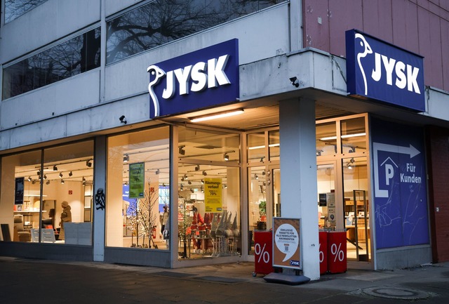 Jysk ist in vielen St&auml;dten und Gemeinden in Deutschland vertreten.  | Foto: Christian Charisius/dpa