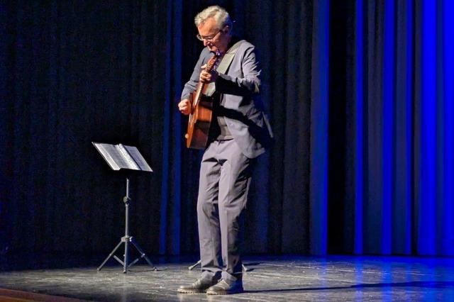 Humor als Antwort auf Krisen: Frank Ldecke begeistert mit Kabarett im Stadthaus Neuenburg