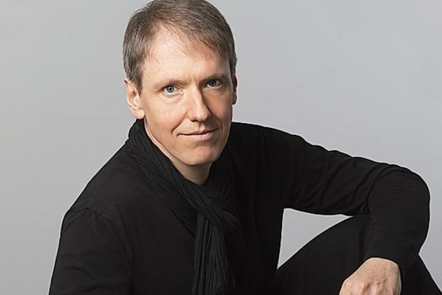 Unter dem Titel „Kontraste“ prsentiert Johannes Monno Gitarrenmusik in der Freiburger Pauluskirche