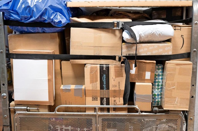 Bequem und meist kostenlos: Im Modebereich gibt es besonders viele Retouren.  | Foto: Sebastian Kahnert/dpa