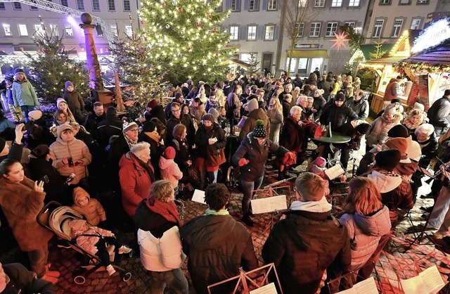 Viel los ist bei der Weihnachtsdorf-Erffnung auf dem Emmendinger Marktplatz.  | Foto: Markus Zimmermann