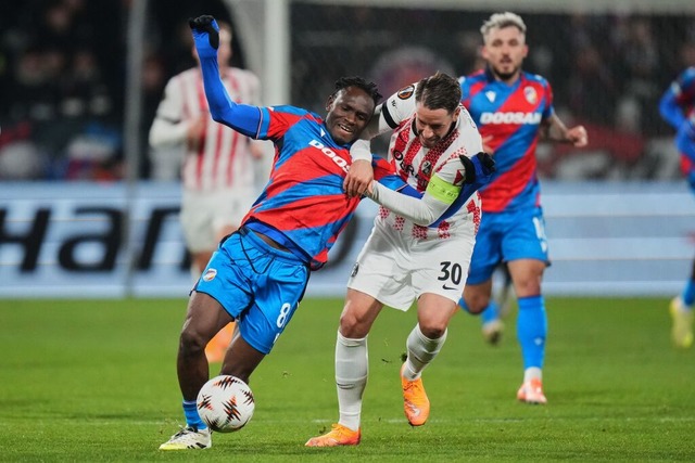 Pilsens Prince Kwabena Adu wird von Christian Gnter angegriffen.  | Foto: Petr David Josek (dpa)