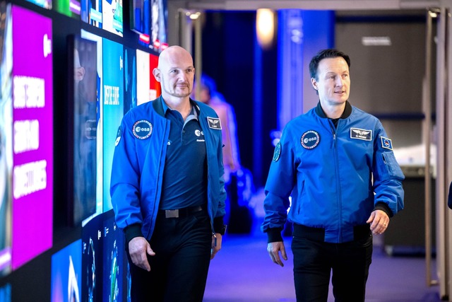 Die Astronauten Alexander Gerst und Ma...ig;e Chancen in der "Artemis"-Mission.  | Foto: Sina Schuldt/dpa