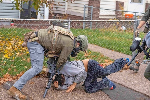 Beamte von ICE und dem Police Department verhaften in St. Paul Menschen.  | Foto: Holden Smith (dpa)