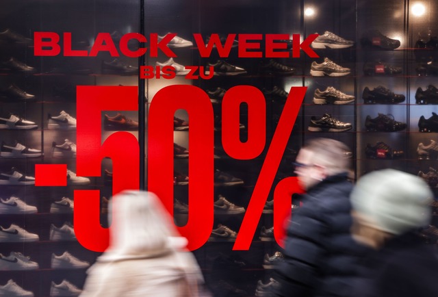 Die Gesch&auml;fte buhlen vor dem Black Friday um die Gunst der Kunden.  | Foto: Oliver Berg/dpa