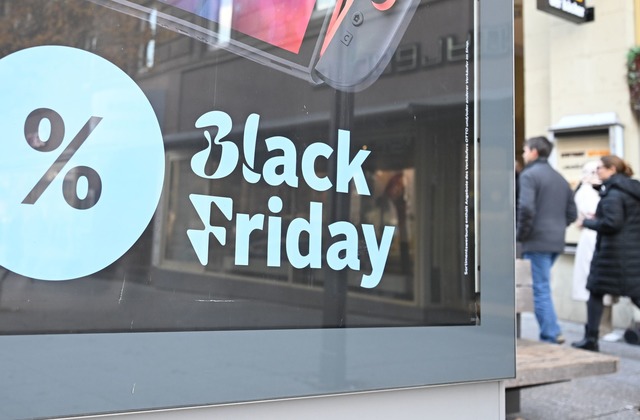 Die Black-Friday-Aktionstage sind auch...ig;g&auml;ngerzonen sehr pr&auml;sent.  | Foto: Bernd Wei&szlig;brod/dpa