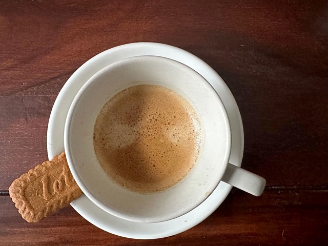 Total 2025: Frischer Kaffee und dazu e...r Keks, ein Karamellkeks. (Archivbild)  | Foto: Gregor Tholl/dpa