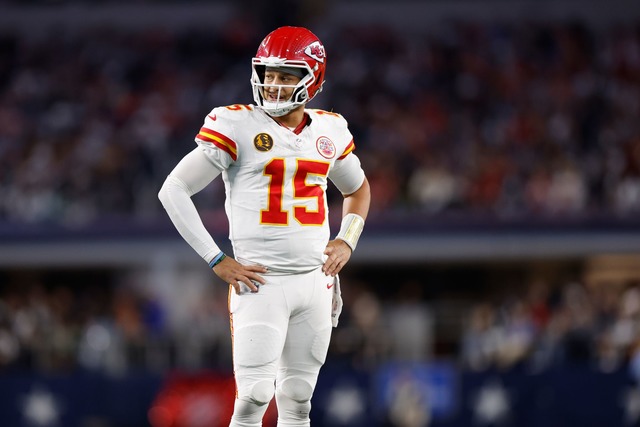 Droht mit den Kansas City Chiefs die P...verpassen: Quarterback Patrick Mahomes  | Foto: Gareth Patterson/AP/dpa