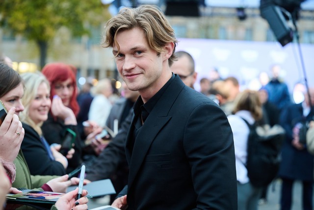 Damian Hardung spielt den Schulschwarm James Beaufort. (Archivbild)  | Foto: Annette Riedl/dpa