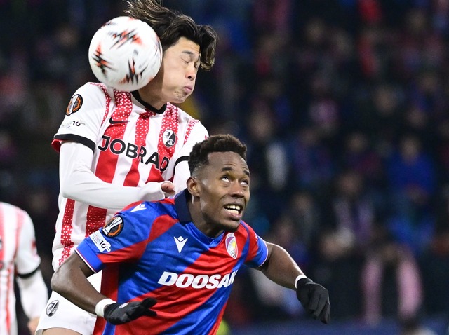 Yuito Suzuki (l.) und der SC Freiburg ...in Pilsen mit einem 0:0 begn&uuml;gen.  | Foto: Chaloupka Miroslav/CTK/dpa