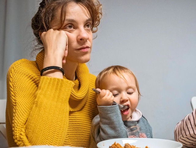 Ein Leben im Hamsterrad: Junge Eltern ...ruf in der Gesellschaft zu engagieren. | Foto: IMAGO/Addictive Stock Ein Leben im Hamsterrad: Junge Eltern ...ruf in der Gesellschaft zu engagieren. | Foto: IMAGO/Addictive Stock