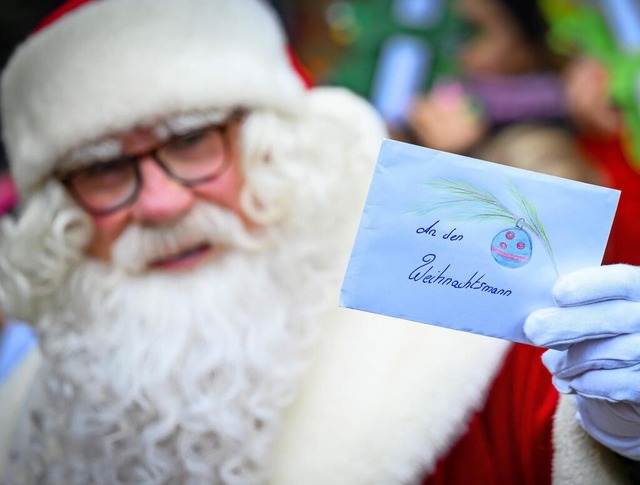 Groe Freude: Bringt der Weihnachtsman...regen sich bei Kindern ernste Zweifel.  | Foto: Patrick Pleul/dpa