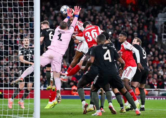 Manuel Neuer (l) sah bei zwei Gegentreffern gegen Arsenal nicht gut aus.  | Foto: Sven Hoppe/dpa