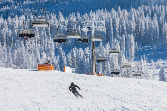 Am Feldberg laufen seit Donnerstag die Lifte (Bild).  | Foto: Philipp von Ditfurth (dpa)