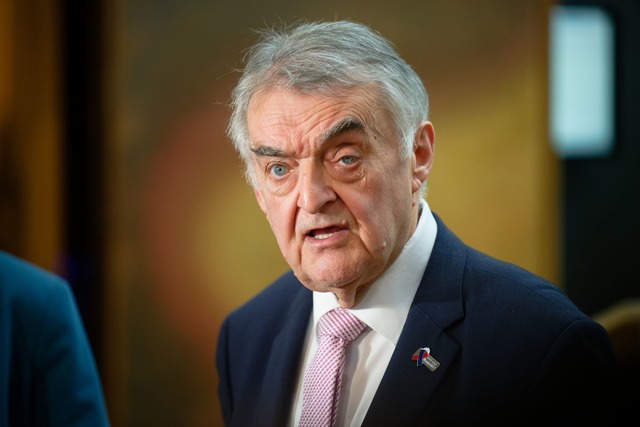 Innenminister Reul will nun den Austau...Geh&ouml;rlosen-Verb&auml;nden suchen.  | Foto: Henning Kaiser/dpa