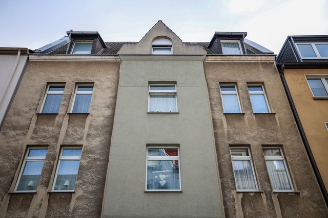 In diesem Mehrfamilienhaus in Bochum-H...h der Einsatz abgespielt. (Archivbild)  | Foto: Christoph Reichwein/dpa