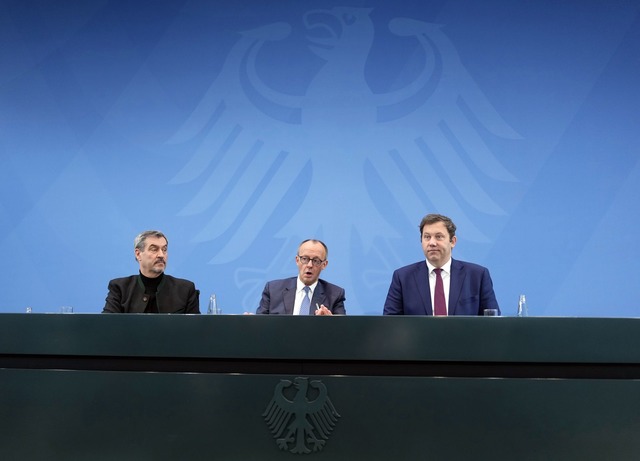 Die Spitzen der Koalition vereinbaren eine gemeinsame Position.  | Foto: Michael Kappeler/dpa