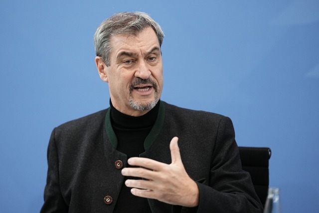 Zeigt sich zufrieden: CSU-Chef S&ouml;der.  | Foto: Michael Kappeler/dpa