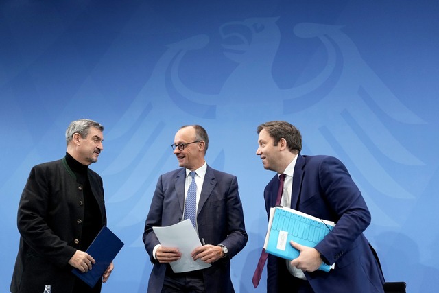 CDU-Chef Merz, SPD-Chef Klingbeil und ...n danach ihre eigenen Beschl&uuml;sse.  | Foto: Michael Kappeler/dpa