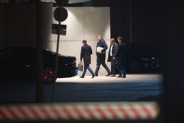 Nach fast sechs Stunden haben die Spit...Union und SPD ihre Beratungen beendet.  | Foto: Paul Zinken/dpa