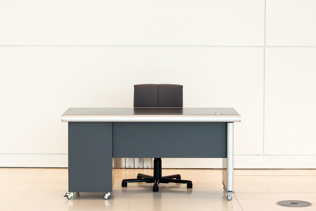 Verwaist wie dieser Schreibtisch &ndas... im Wutacher Rathaus dar. (Symbolbild)  | Foto: Soeren Stache/dpa